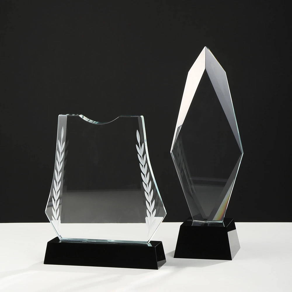 Grawerowane trofeum z przezroczystym kryształem